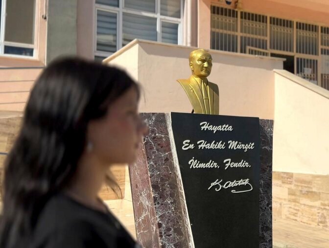 Aşıklar Yolu adlı kısa filmden bir kare: okul bahçesinde Atatürk büstü
